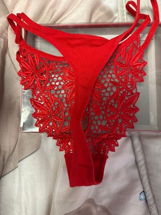 Slip rosso con pizzo floreale