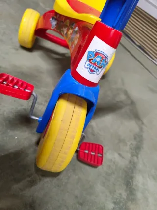 Triciclo infantil azul, rojo y amarillo