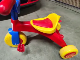 Triciclo infantil azul, rojo y amarillo