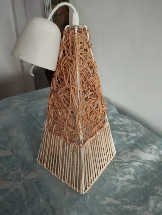 Lámpara de cuerda beige y blanca