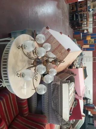 Lámpara de mesa dorada con pantalla de cristal