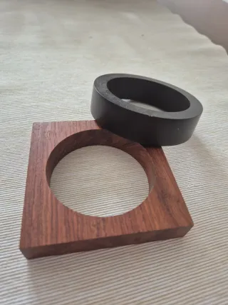 Bracciali in legno marrone e nero