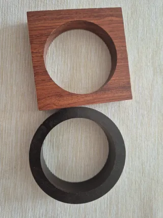 Bracciali in legno marrone e nero