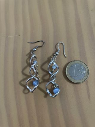 Pendiente largo plateado con bola azul