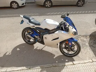 Moto Deportiva Blanca y Azul