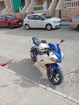 Moto Deportiva Blanca y Azul