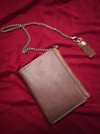Portafoglio in pelle marrone con catena