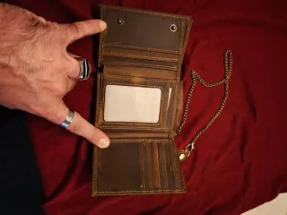 Portafoglio in pelle marrone con catena