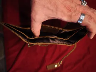 Portafoglio in pelle marrone con catena