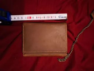 Portafoglio in pelle marrone con catena