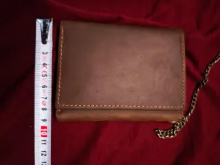 Portafoglio in pelle marrone con catena