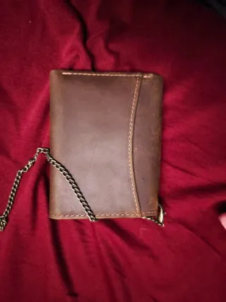 Portafoglio in pelle marrone con catena