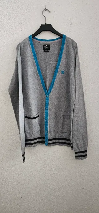 Cardigan DC Gris con Detalles Azules