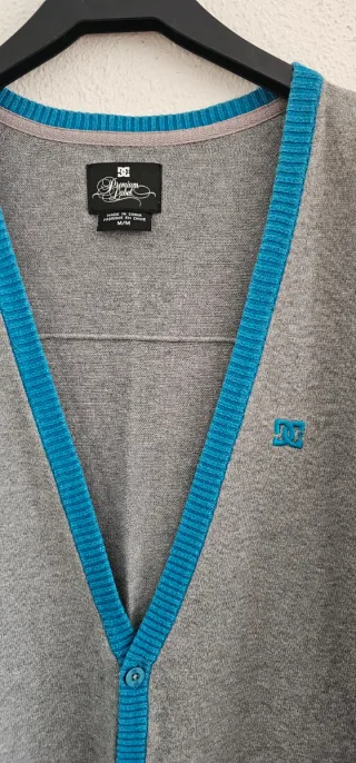 Cardigan DC Gris con Detalles Azules
