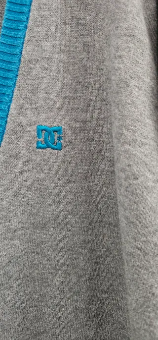 Cardigan DC Gris con Detalles Azules