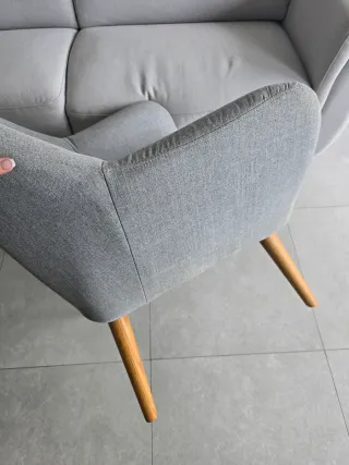 Sillón de tela gris con patas de madera