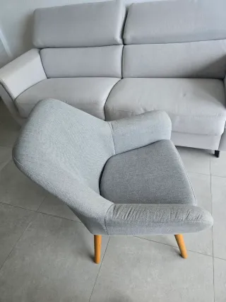 Sillón de tela gris con patas de madera
