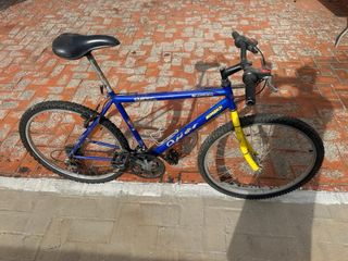 Bicicleta Orbea azul y amarilla
