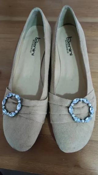 Zapatos Benini tacón bajo gamuza beige