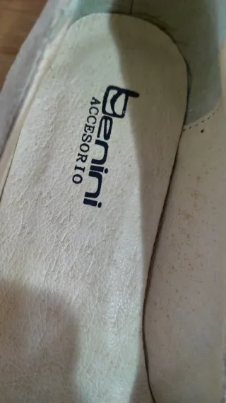 Zapatos Benini tacón bajo gamuza beige