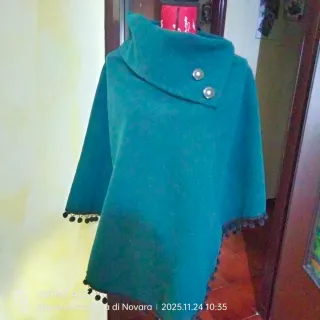 Poncho verde con botones