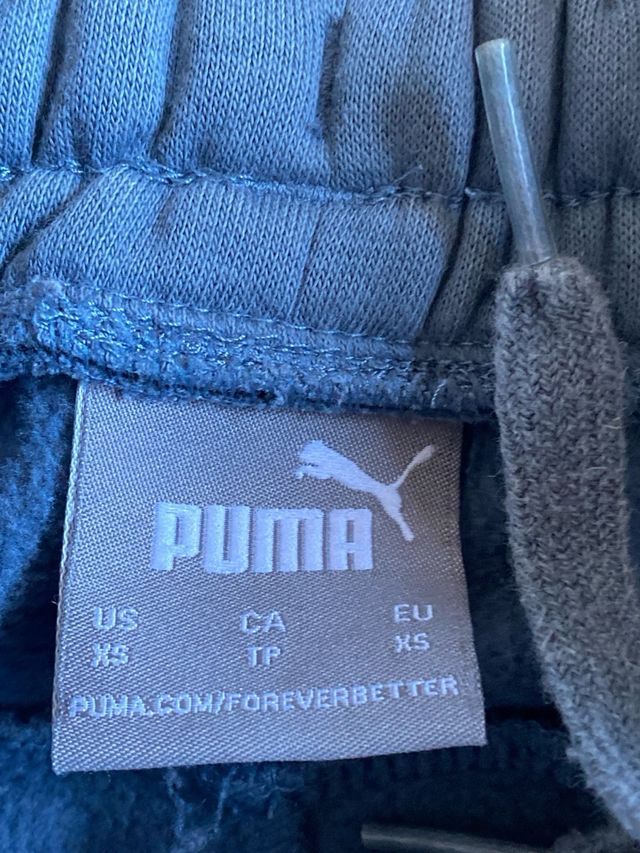 Pantalón deportivo Puma azul y rojo