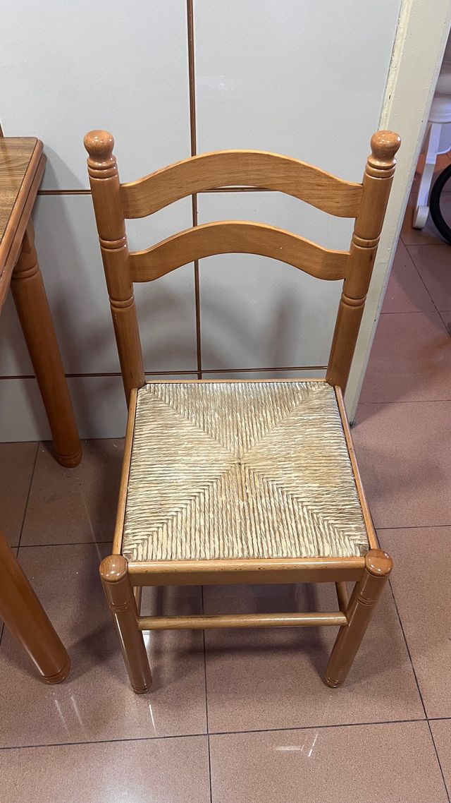 Mesa de cocina madera con 2 sillas.
