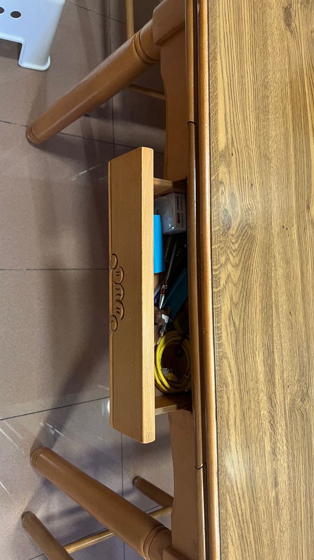 Mesa de cocina madera con 2 sillas.