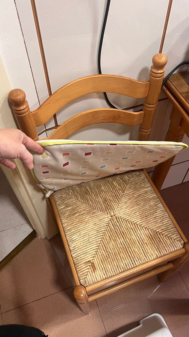 Mesa de cocina madera con 2 sillas.