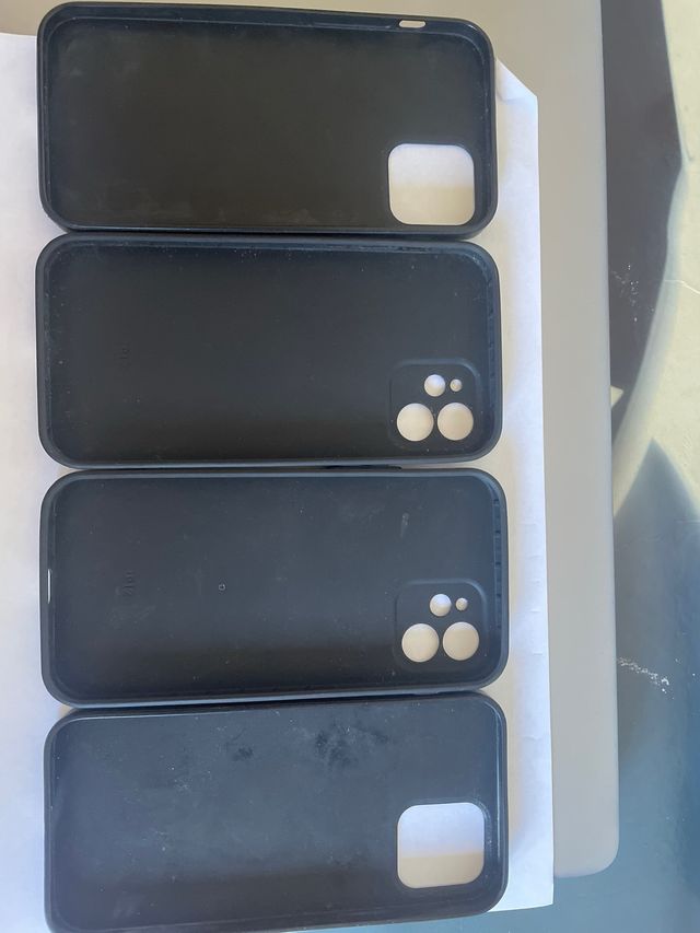 Fundas iPhone 12 Guess y Baron Filou