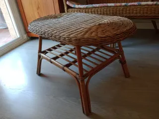 Mesa auxiliar y banco de mimbre