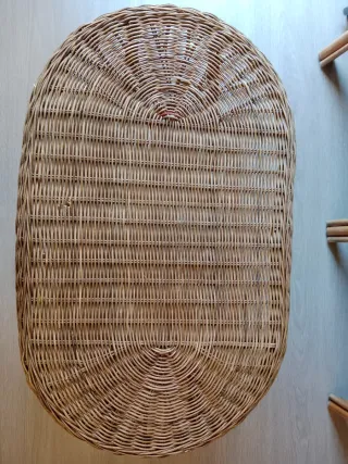 Mesa auxiliar y banco de mimbre