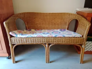 Mesa auxiliar y banco de mimbre