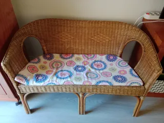 Mesa auxiliar y banco de mimbre