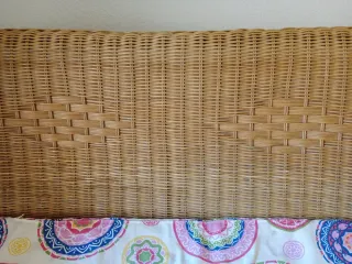 Mesa auxiliar y banco de mimbre