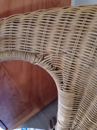 Mesa auxiliar y banco de mimbre