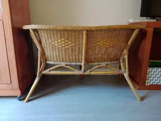 Mesa auxiliar y banco de mimbre