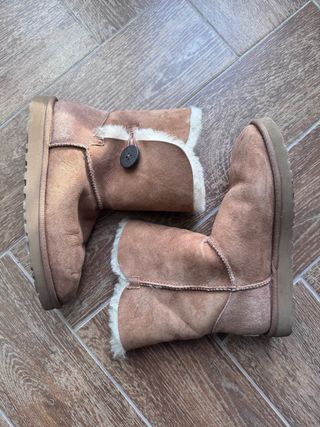 Stivali Ugg marroni con bottone