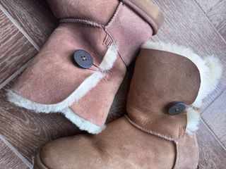 Stivali Ugg marroni con bottone