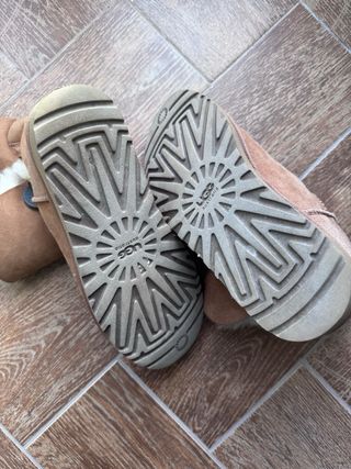 Stivali Ugg marroni con bottone