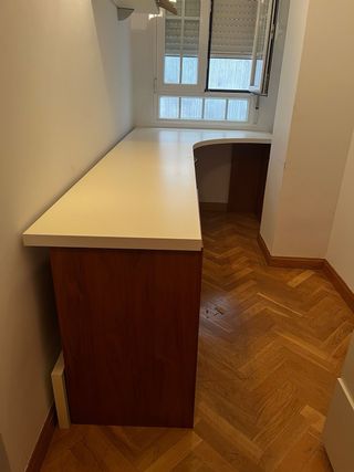 Escritorio blanco y madera
