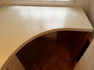 Escritorio blanco y madera
