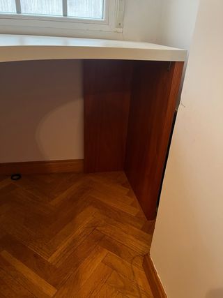 Escritorio blanco y madera