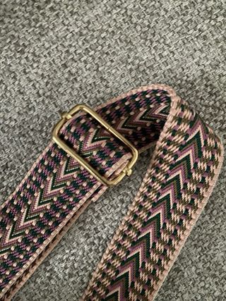 Correa bandolera étnica con hebilla dorada