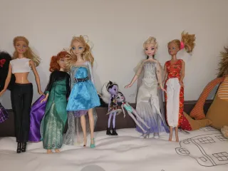 Lote de muñecas Barbie y otras