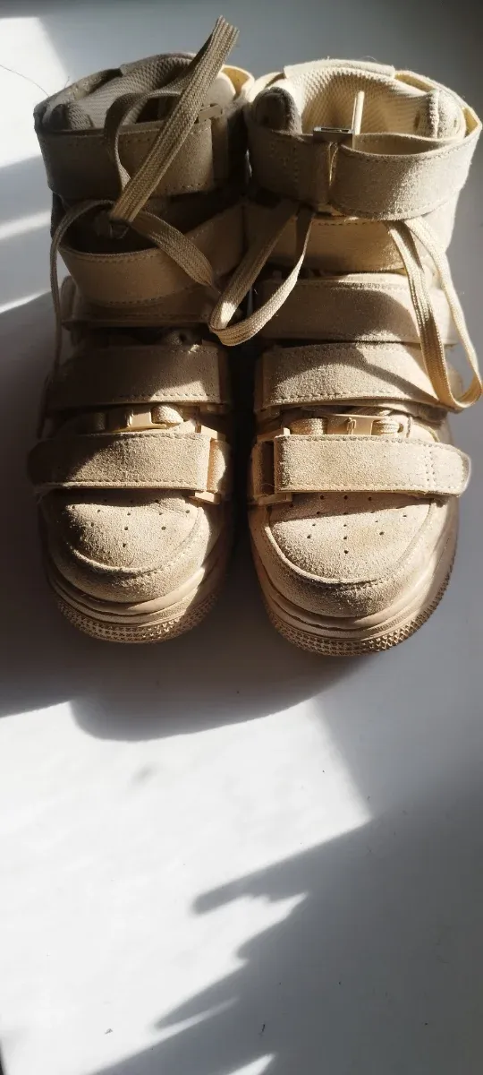Zapatillas altas beige con velcro