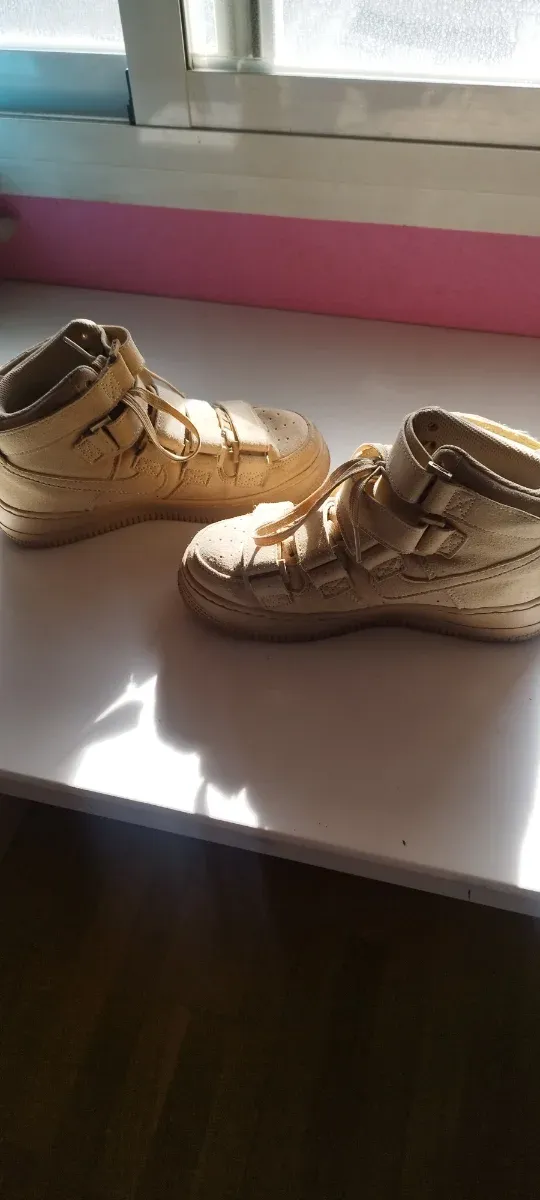 Zapatillas altas beige con velcro