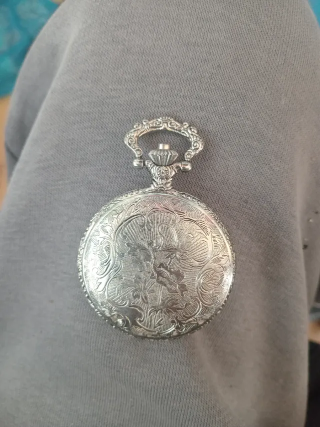 Reloj de bolsillo antiguo con grabado