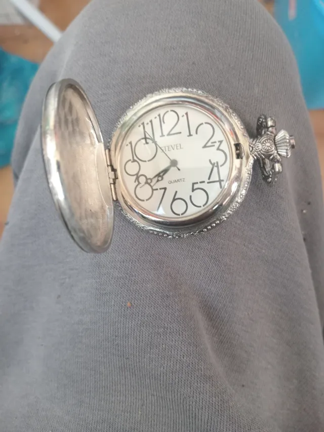 Reloj de bolsillo antiguo con grabado
