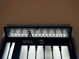 Puerta de hierro con cristales